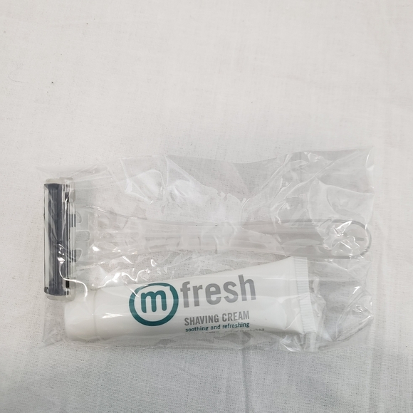 Travel Kit Shower Gel Hask Shampoo and Conditioner 3 Blade Razor And Vanity Set - Picture 5 of 7